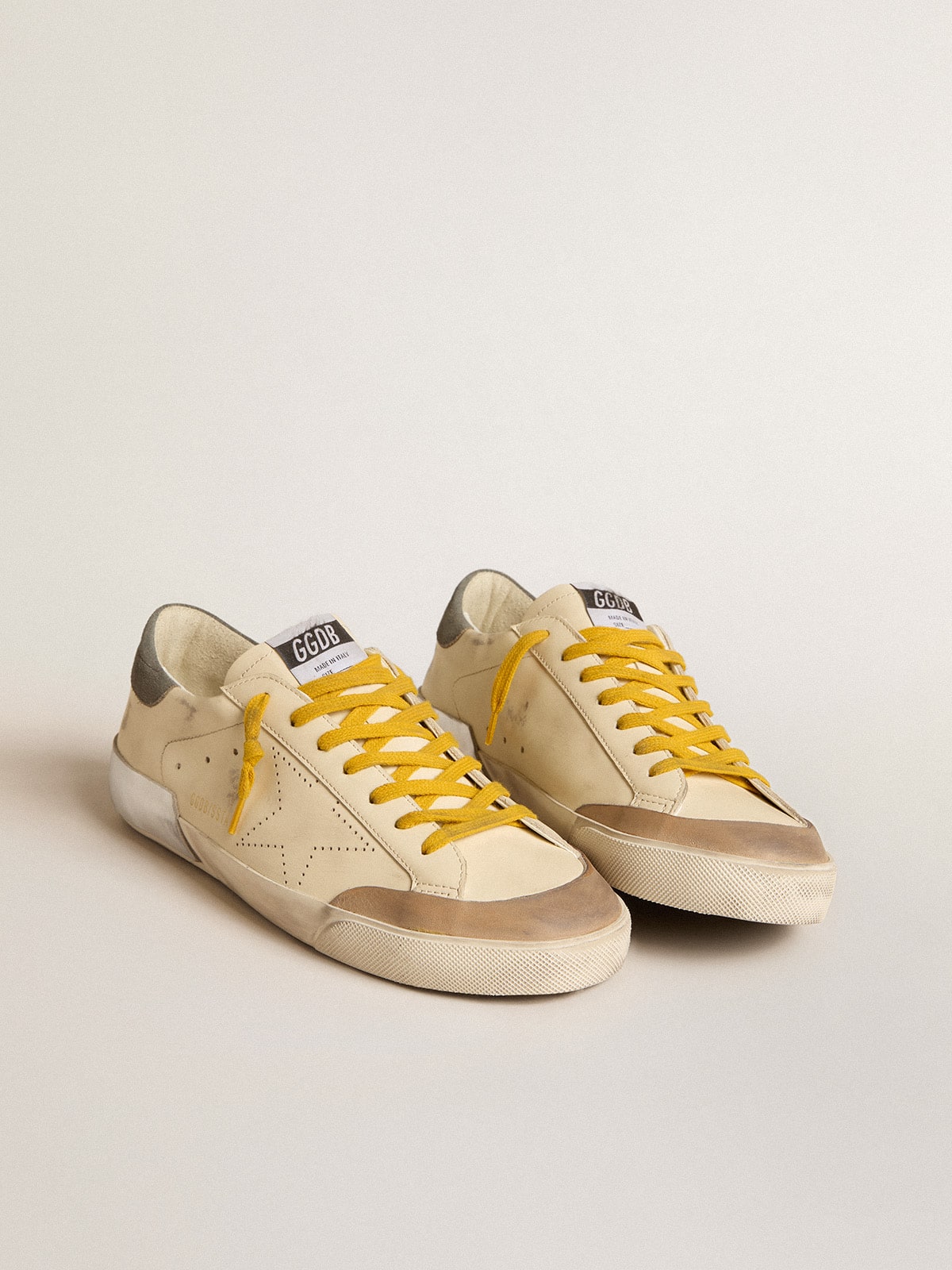 Super-Star in pelle con stella traforata e talloncino in suede grigio