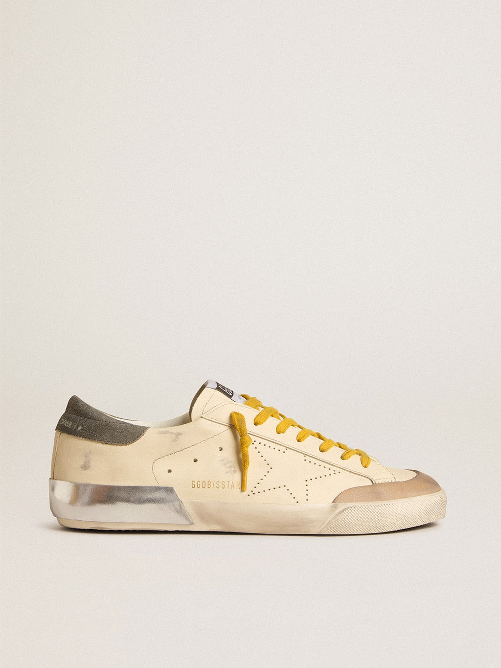 Super-Star in pelle con stella traforata e talloncino in suede grigio
