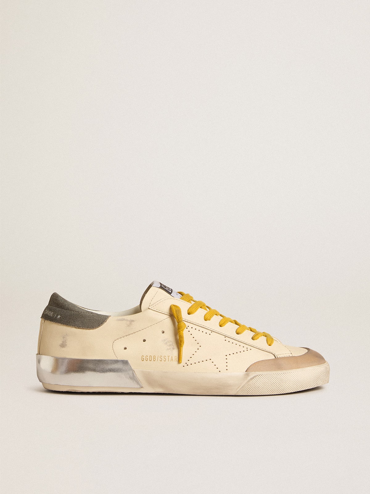 Super-Star in pelle con stella traforata e talloncino in suede grigio